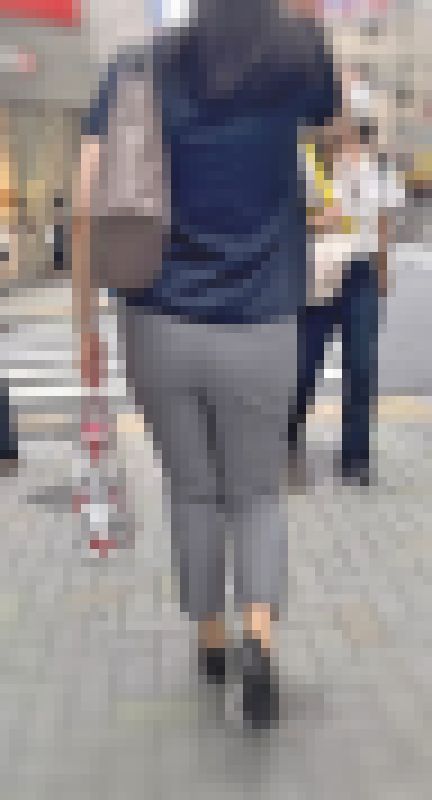 色白40代奥様が朝からパッツンデカ尻をムニュらせつつパンティのシワも浮き上がらせて男を挑発！ 下品なパンツスーツOL 編 サンプル画像