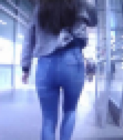 最高級美巨尻を持った極上美女がピタピタスキニーデニム履いて歩いてるよ サンプル画像