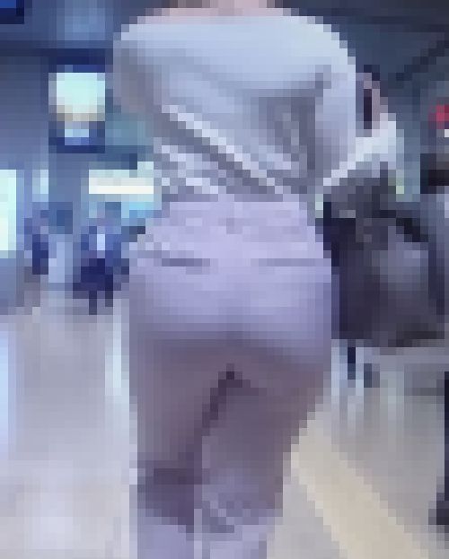 超国宝級のスーパードデカ神尻が凄すぎる美女がピタパン履いてTライン出してプリンプリンさせて歩いてるよ　サンプル画像3