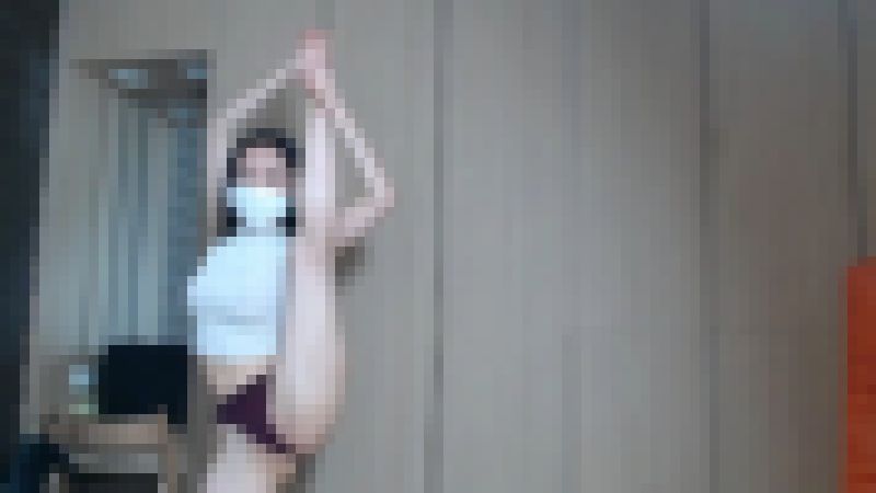 清楚美人がエロ下着で柔軟体操 サンプル画像