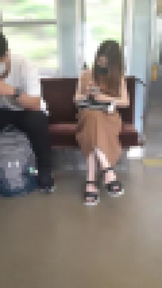 電車で見かけた女性の足4 サンプル画像