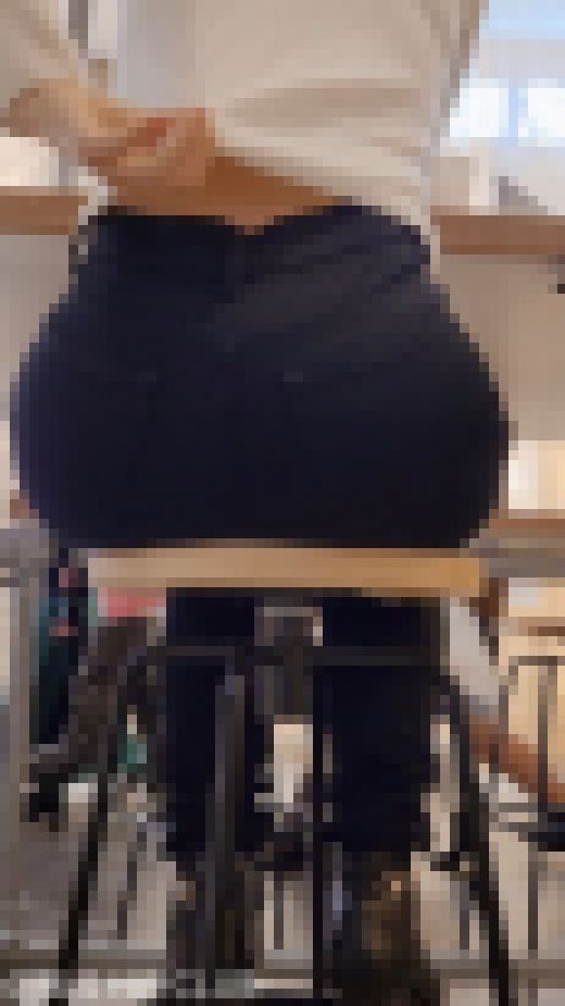 【黒スキニーデニム】デカ尻お姉さんの座り尻　サンプル画像3