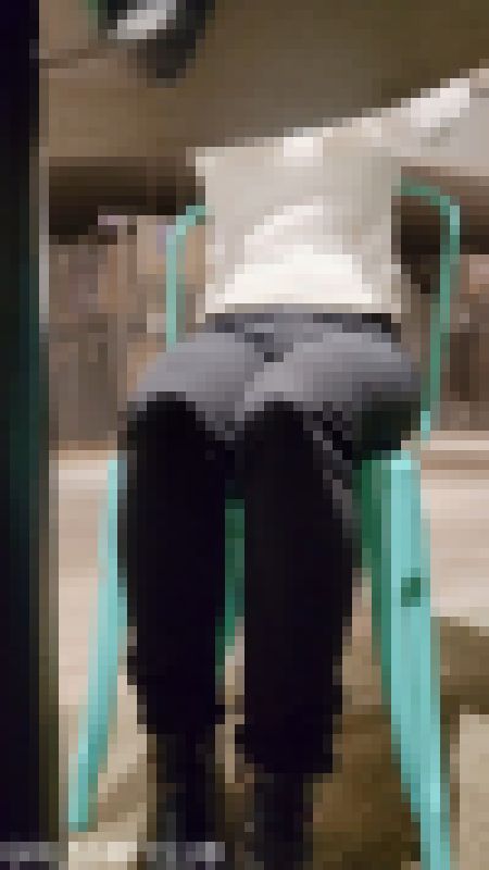 【黒スキニーデニム】デカ尻お姉さんの座り(フロント) サンプル画像