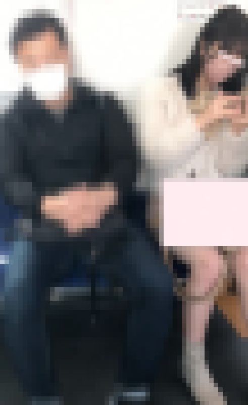 おじさんに不自然に隣に座られるミニスカ美女 サンプル画像
