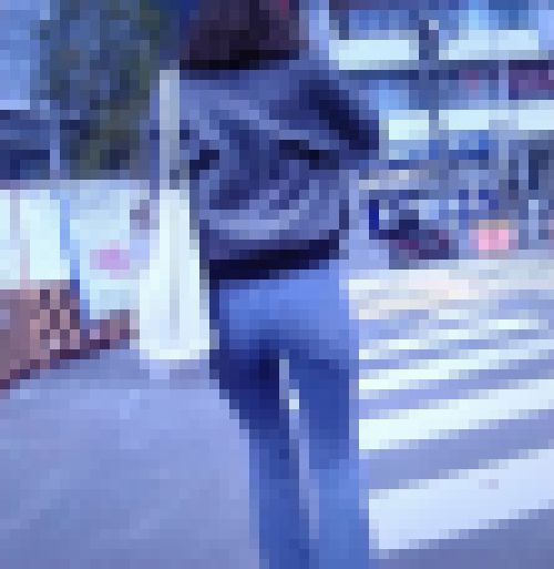 超激カワ美女が大きなお尻でピタピタデニム履いて歩いてるよ♪ サンプル画像