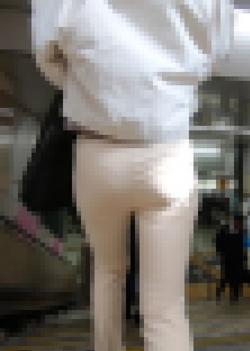 かわいい美女の白コーデ尻　サンプル画像2