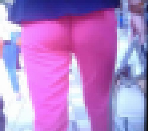 モデル系の清楚系美女がパックリお尻のワレメ強調されたピタパン履いて歩いてるよ　サンプル画像3