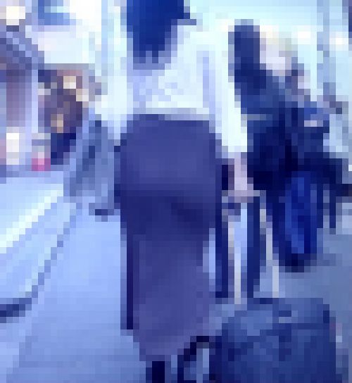 エロ清楚系美女がタイトスカートで超ド級のエロデカ尻を上下に揺らしながらクネクネ歩いてるよ サンプル画像