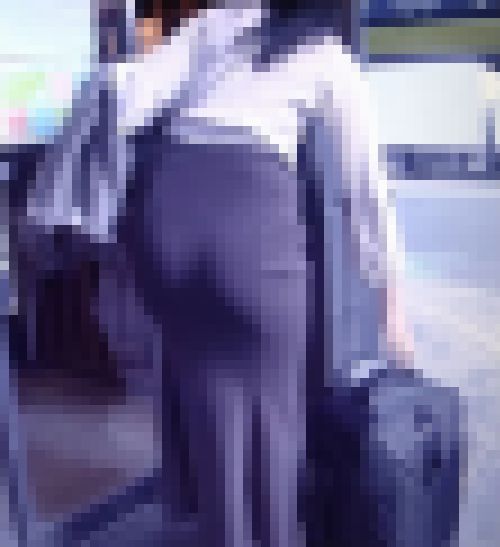 エロ清楚系美女がタイトスカートで超ド級のエロデカ尻を上下に揺らしながらクネクネ歩いてるよ　サンプル画像2