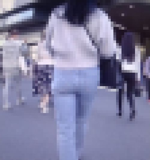 黒髪清楚系美女がデニムで歩いてるよ　サンプル画像1