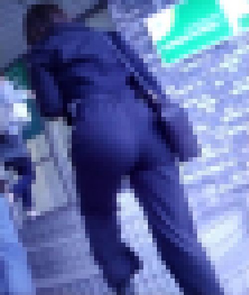 超プリ尻美巨尻の美少女がピタパン履いて階段を登ってるよ サンプル画像