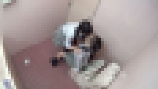 【素人】トイレでレズプレイを盗撮　サンプル画像2