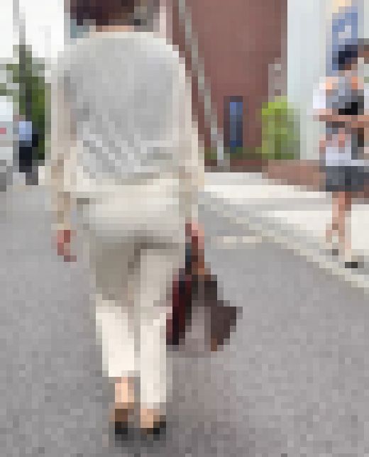 爽やかなホワイトのパンツスーツの中で自慢のエロ尻をムニュらせて朝から男を誘惑！ 下品な保険会社勤務OL 編　サンプル画像1