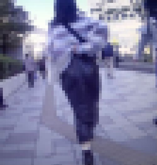 オシャレ系の美少女がレザータイトスカート履いてモッコリ尻筋出して歩いてるよ　サンプル画像1