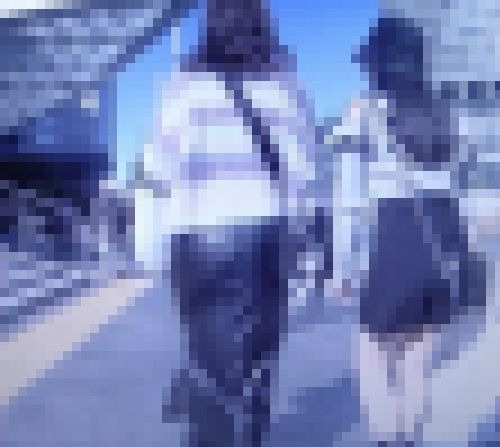 オシャレ系の美少女がレザータイトスカート履いてモッコリ尻筋出して歩いてるよ　サンプル画像2