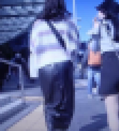 オシャレ系の美少女がレザータイトスカート履いてモッコリ尻筋出して歩いてるよ　サンプル画像3