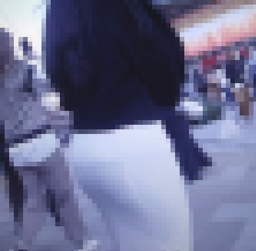 清楚系の美少女がタイトスカート履いて超巨尻モッコリヒップ強調して歩いてるよ　サンプル画像3