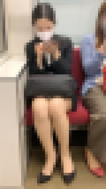 短いスカートから国宝級の美脚を見せてくれたエロすぎる美人OLさん（其の十一）　サンプル画像3