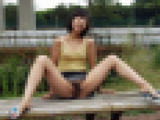 ◆素人投稿動画 file04 下半身マッパで●園徘徊→幹●道●沿いで開脚露出&露出放尿 出会い系でゲットした千●田区●お茶の●の サンプル画像2