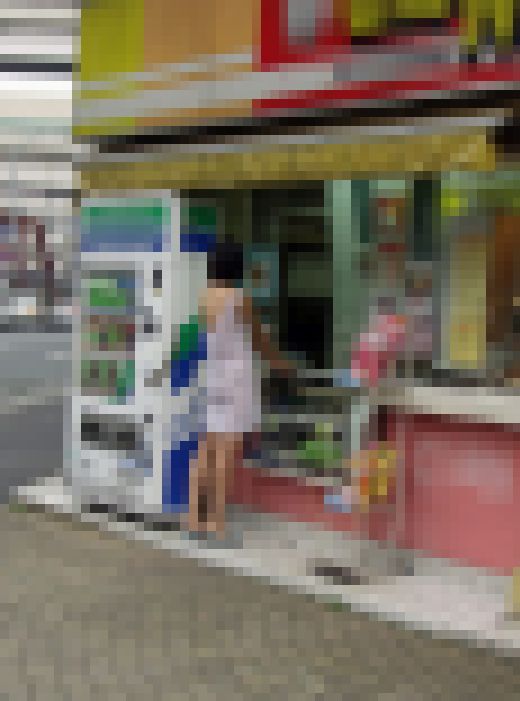 ◆素人投稿動画 file05 おソ●屋さんで全裸→スケスケでお弁当屋さんへ→全裸宅配ピザ受取り 出会い系でゲットした千●田区●お　サンプル画像3