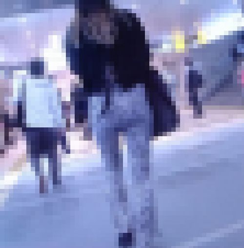 エロボディのセクシー美人ギャルが柄スキニータイツ履いて爆尻ふって歩いてるよ サンプル画像