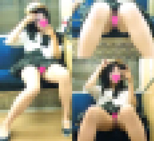 【電車対面Pチラ盗撮】萌カワ美少女シミ付きパンツが丸見え激ヤバ盗撮映像【FHD動画】 サンプル画像