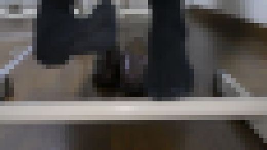 紺ハイソ　足組　正面　サンプル画像3