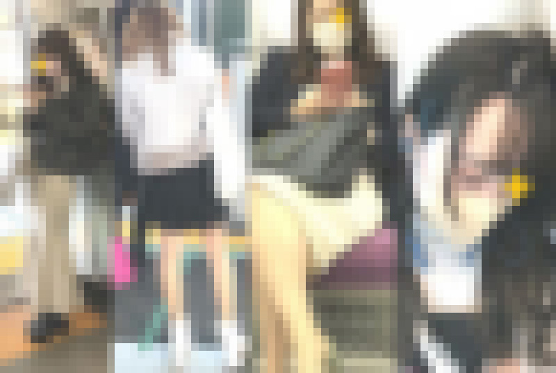 074可愛い美脚美尻のお姉さん達4人を色々と観察！ サンプル画像