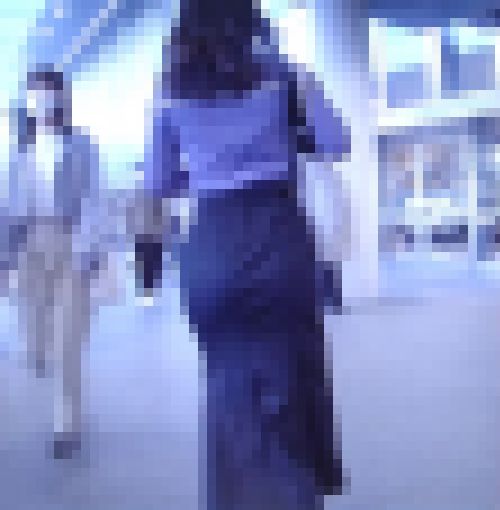 高級感溢れる激カワ美少女がタイトスカート履いてモッコリヒップ強調して歩いてるよ　サンプル画像1