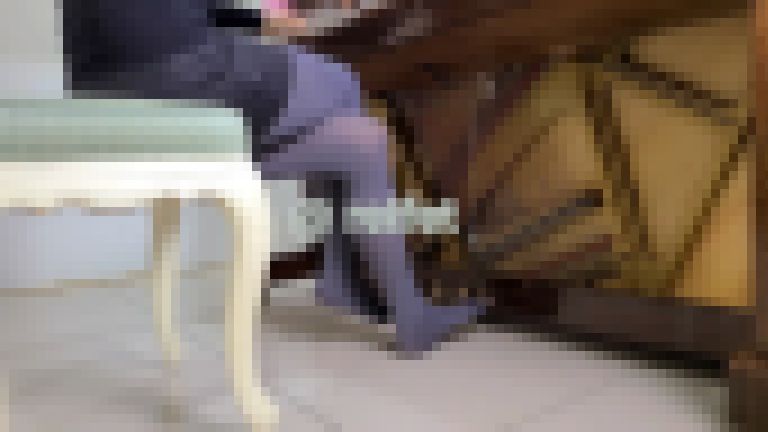 タイツでピアノペダル踏み #2 サンプル画像