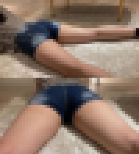 お気に入りのデニムショーパンで休む姉の大きなお尻【家庭内盗撮】 サンプル画像