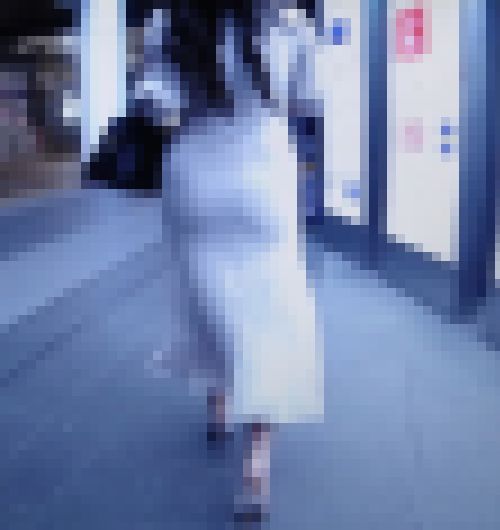 超スーパードエロ爆尻美女がタイトスカート履いて尻肉揺らしてフェロモンまき散らして歩いてるよ サンプル画像