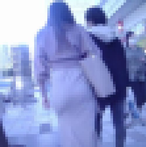 激カワ美少女が大きなお尻をモッコリさせてタイトスカート履いて歩いてるよ サンプル画像