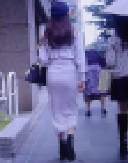 超ハイスペックオシャレ美女がタイトワンピ着て美桃尻をクネらせながら歩いてるよ　サンプル画像3
