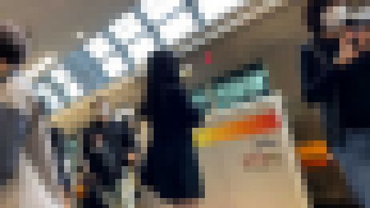 【パンチラ盗撮】街中で偶然見つけたスレンダー黒髪清楚系美少女のパンツを電車内まで追いかけて隠撮　サンプル画像1