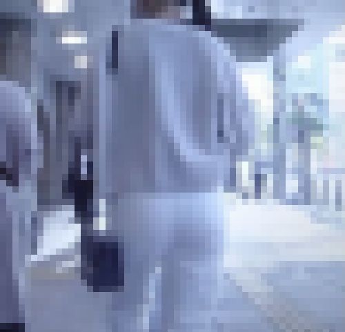 超清楚系の爆尻美少女が白いペラピタパン履いて大きなお尻をムニュムニュさせて歩いてるよ サンプル画像