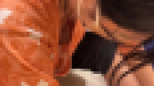 温泉施設での胸チラ01　サンプル画像2