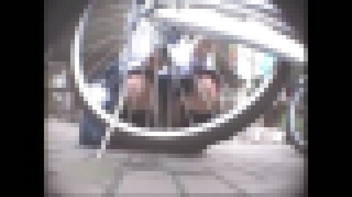 素人パンチラ】自転車の陰に隠れて撮る サンプル画像