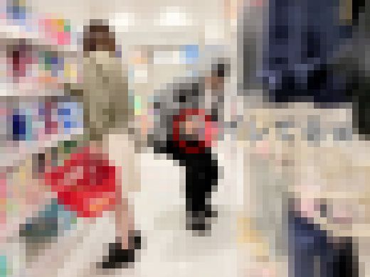 撮影バレした同業者【禁断の逆さ撮り】ネコのスカート捲り編vol.19　サンプル画像1