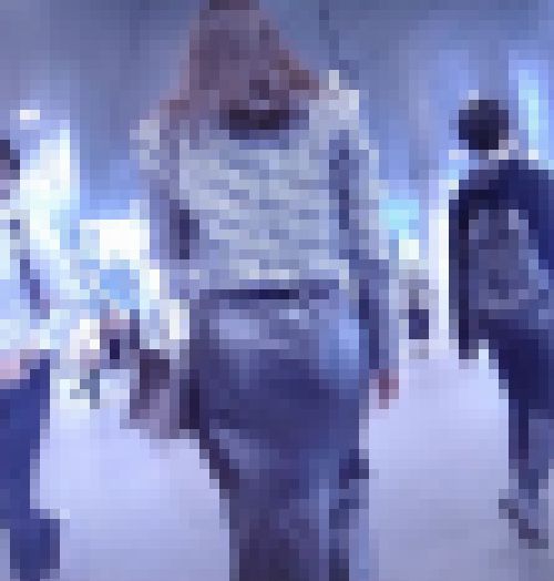レザースカートを履いた激カワ美女が尻肉浮き上がらせながら歩いてるよ サンプル画像