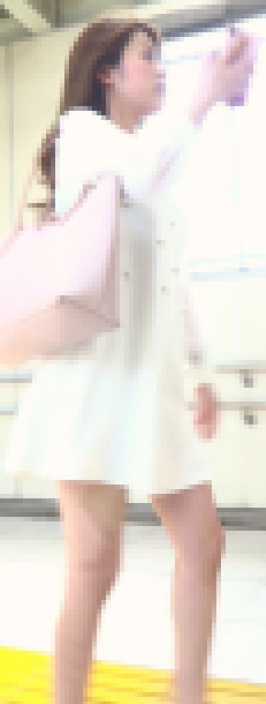 [★新作][★顔出し]パンチラ盗撮 美人ミニスカ女子 紺色Tバックが尻に食い込み　サンプル画像1