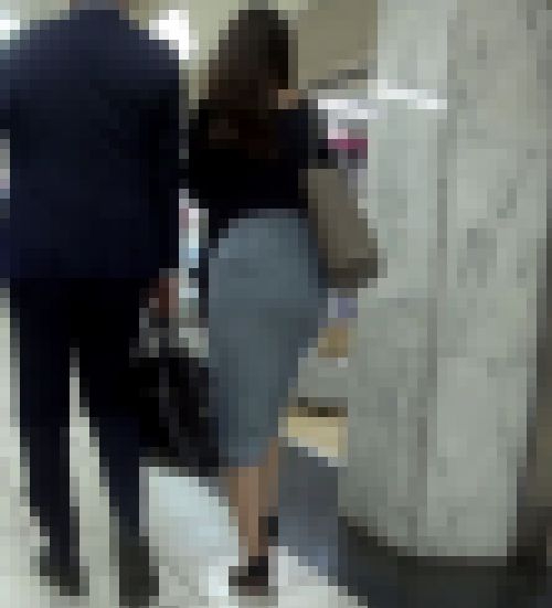 昼休みの美人OLがタイトスカート履いて同僚社員に色気をまき散らしながら歩いてるよ　サンプル画像1