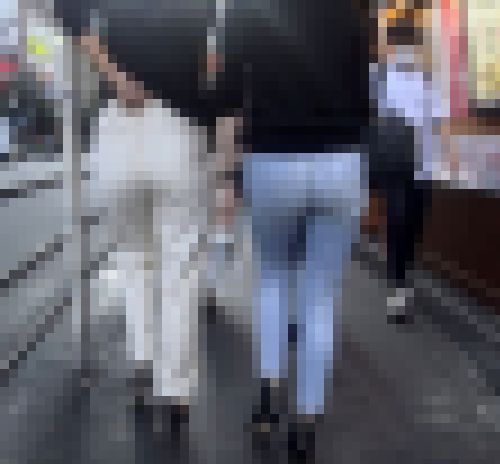 ２人の魅力的な美巨尻のOLが並んでエロ尻ふりながら歩いてるよ　サンプル画像1