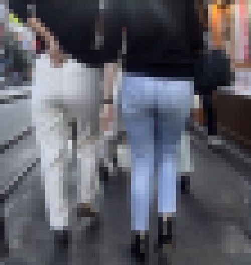 ２人の魅力的な美巨尻のOLが並んでエロ尻ふりながら歩いてるよ　サンプル画像2