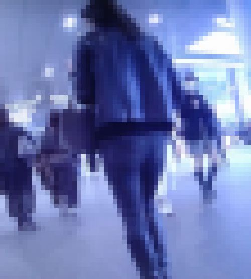 カッコイイ系の綺麗な美女がタイトなデニム履いて歩いてるよ　サンプル画像1