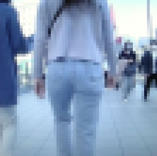 激カワモッコリ巨尻美少女がタイトデニム履いてお尻突き出して歩いてるよ　サンプル画像2