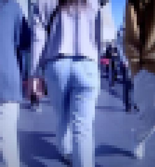 激カワモッコリ巨尻美少女がタイトデニム履いてお尻突き出して歩いてるよ　サンプル画像3
