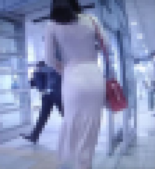 透明感のある清楚系美女がタイトスカート履いてプリプリの尻肉浮き上がらせて歩いてるよ サンプル画像