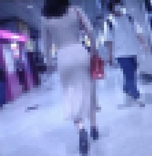 透明感のある清楚系美女がタイトスカート履いてプリプリの尻肉浮き上がらせて歩いてるよ　サンプル画像3