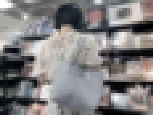 【禁断のスカートめくり】純白Tの美人妻と史上最大、驚愕の結末　CDショップでの事件【逆さ撮り】　サンプル画像1